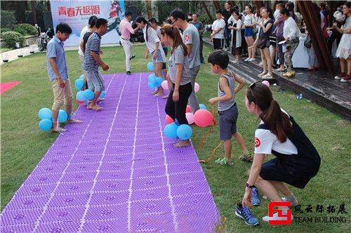 联欢会游戏节目-联欢会上的游戏节目：瞎子摸象、传递气球，让人笑到肚子疼
