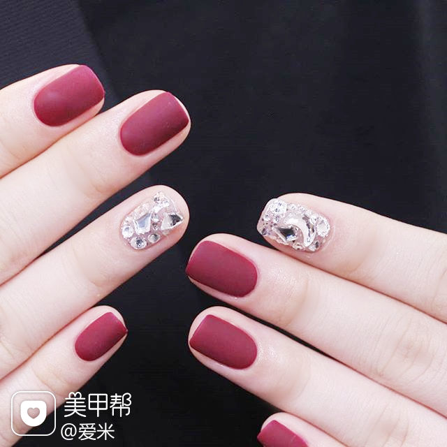 美甲图片酒红色-酒红色美甲：热情浪漫的色彩，美好生活的向往