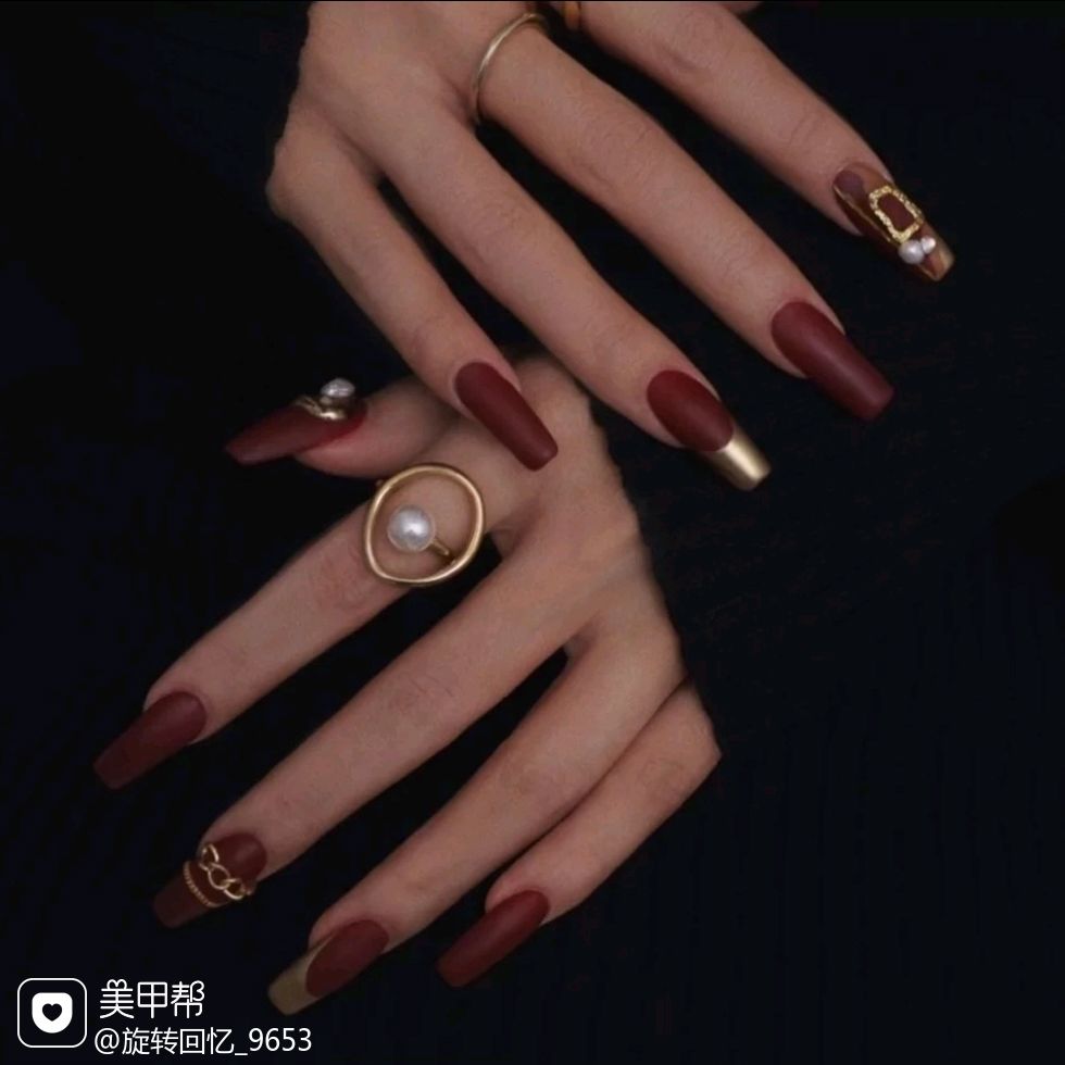 美甲款式酒红色_美甲红色画什么图_美甲图片酒红色