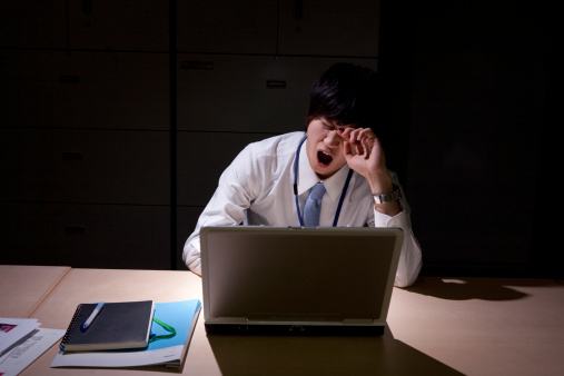 上班族玩的网游-午休时间，上班族们在网游世界中寻找乐趣，你也在其中吗？