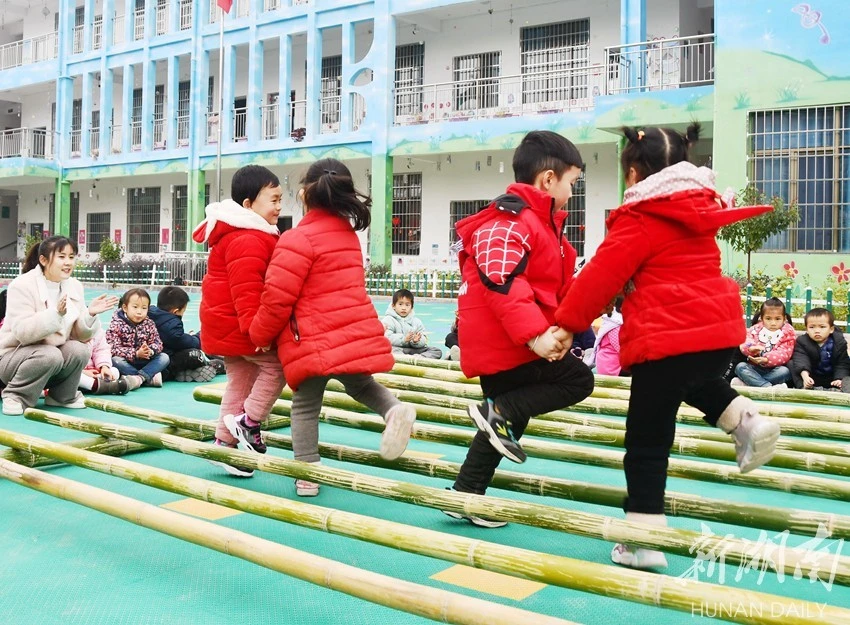 跳竹竿游戏规则-跳竹竿游戏：让聚会瞬间升温的超级利器