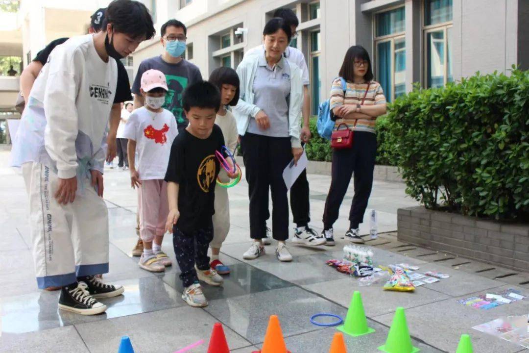 扔沙包的游戏规则-扔沙包：简单游戏背后的童年回忆与乐趣，你还记得吗？